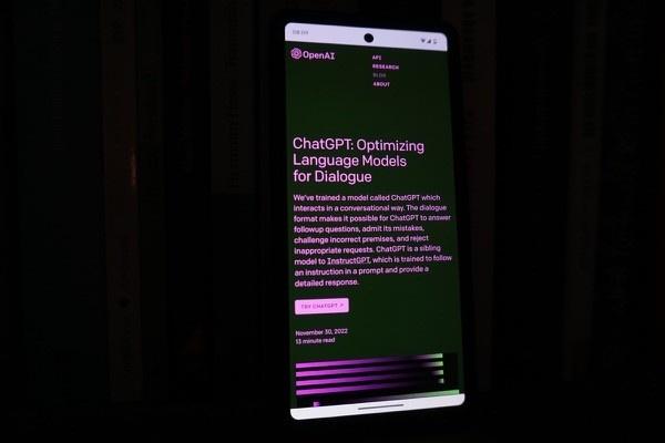 Móvil mostrando la web de ChatGPT con un diseño modificado que recuerda una estética hacker
